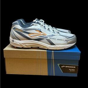 Size 13 - BROOKS MENS DYAD 5 MEDIUM PRL WHT/SILVER/PISTOL/BLK/ORNG 110038 1D 481